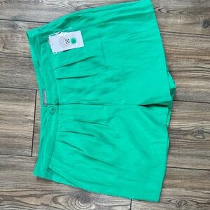 NWT Vince Camuto Buenos Aires style Vibrant Jungle Green Pleated Shorts